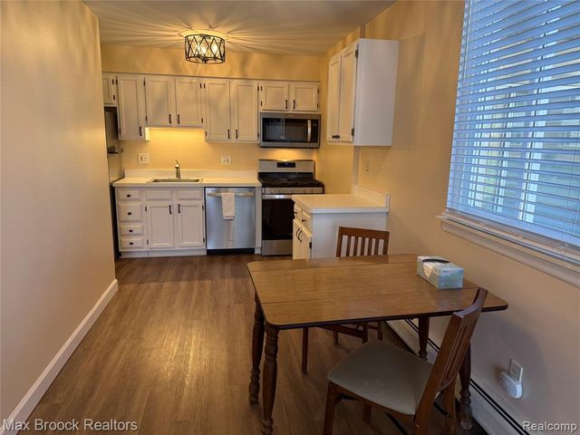 1671 Cass Lake Road, Keego Harbor, MI 48320