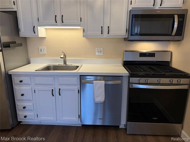 1671 Cass Lake Road, Keego Harbor, MI 48320