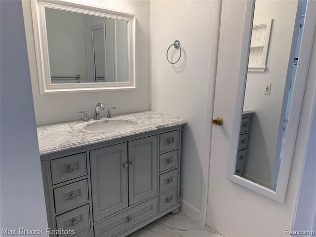 1671 Cass Lake Road, Keego Harbor, MI 48320