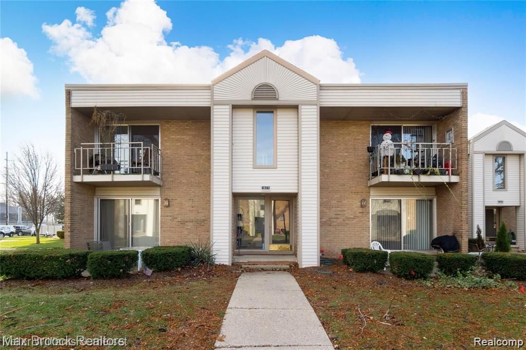 1671 Cass Lake Road, Keego Harbor, MI 48320