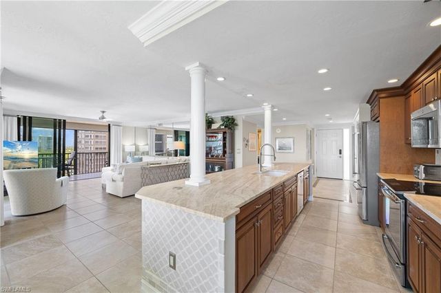 15 Bluebill AVE 606, Naples, FL 34108
