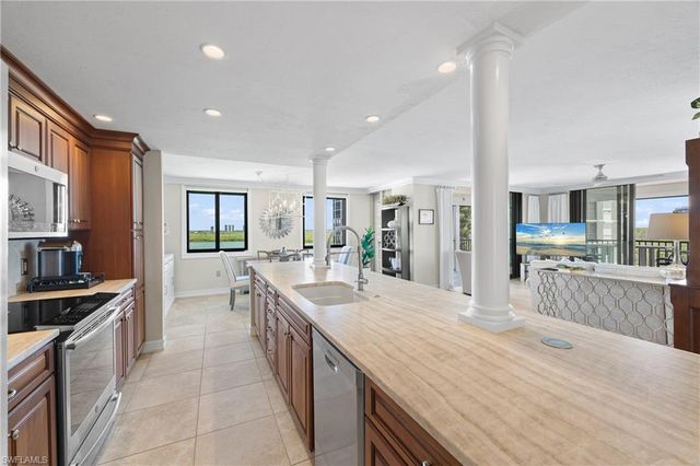 15 Bluebill AVE 606, Naples, FL 34108