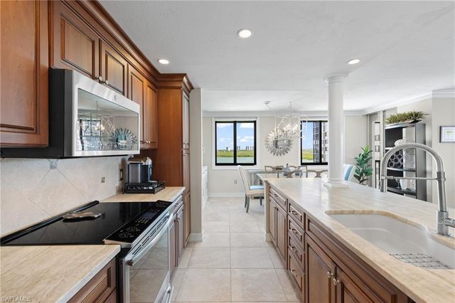 15 Bluebill AVE 606, Naples, FL 34108