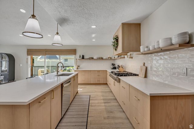 10870 S LOSTWOOD DR, Sandy, UT 84092