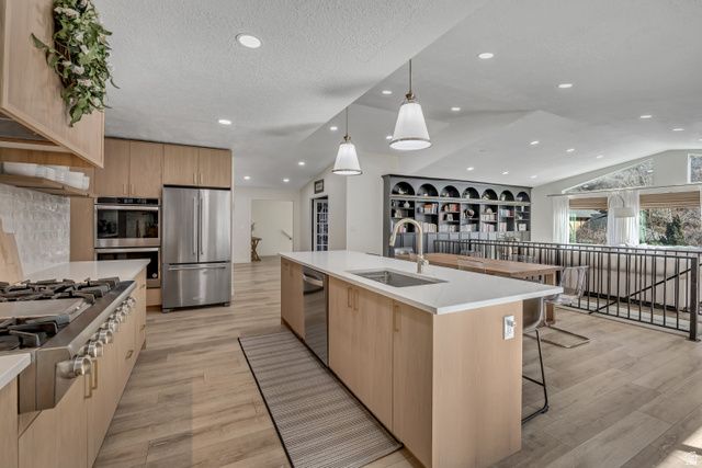 10870 S LOSTWOOD DR, Sandy, UT 84092