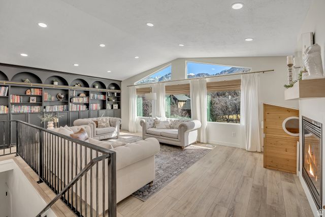 10870 S LOSTWOOD DR, Sandy, UT 84092