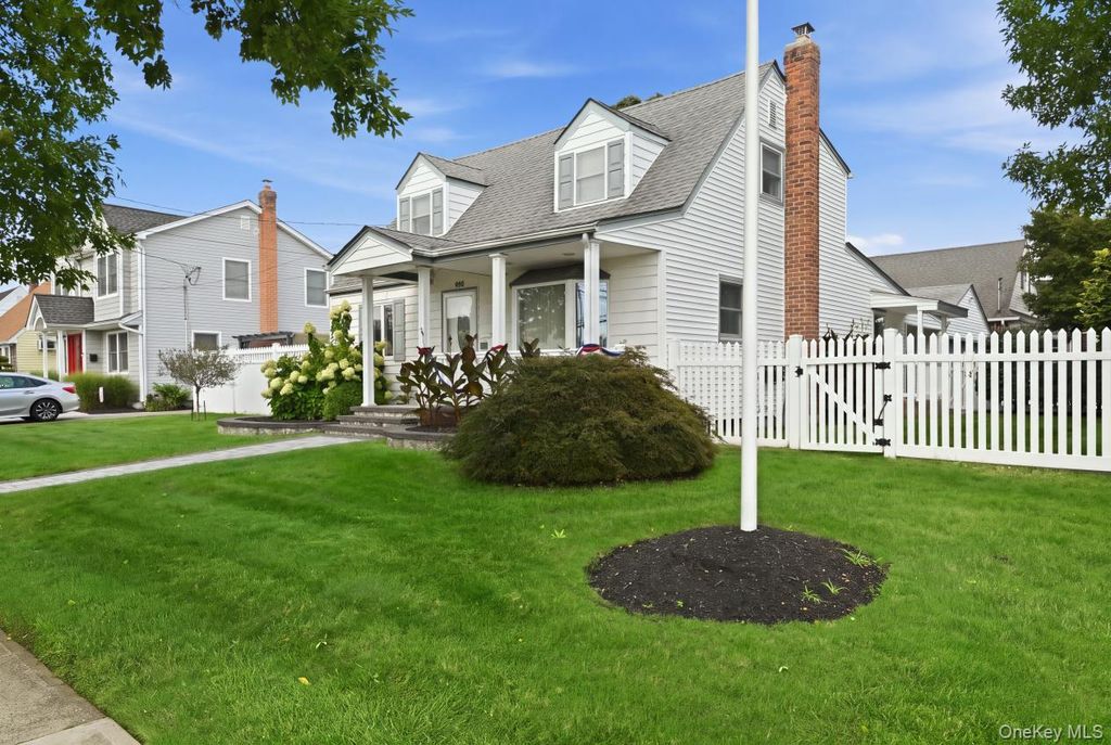 980 Washington Avenue, Westbury, NY 11590 — photo 3