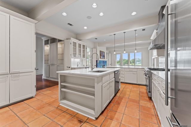 231 Grand Lakes Dr, Baton Rouge, LA 70810