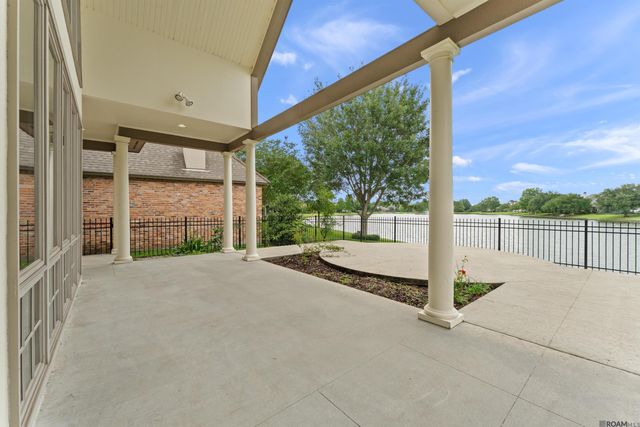 231 Grand Lakes Dr, Baton Rouge, LA 70810