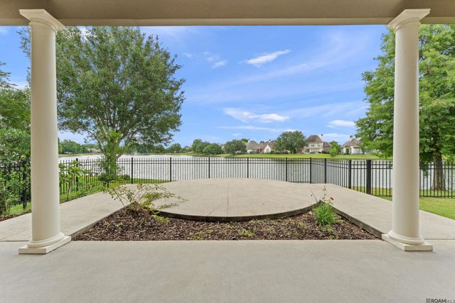231 Grand Lakes Dr, Baton Rouge, LA 70810