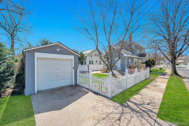 24 W Dover Street, Valley Stream, NY 11580