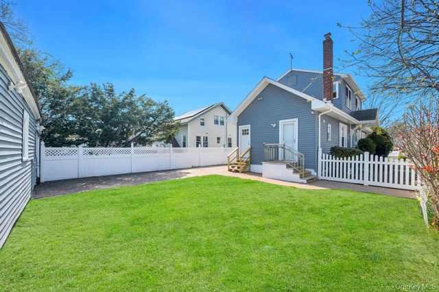 24 W Dover Street, Valley Stream, NY 11580