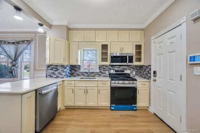 24 W Dover Street, Valley Stream, NY 11580