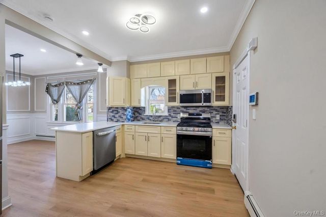 24 W Dover Street, Valley Stream, NY 11580