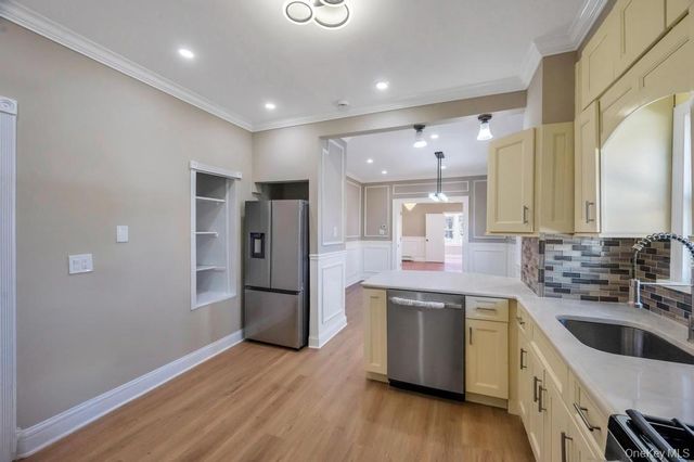 24 W Dover Street, Valley Stream, NY 11580
