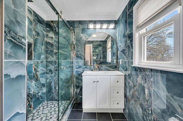 24 W Dover Street, Valley Stream, NY 11580
