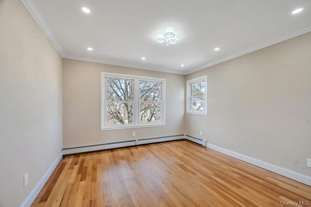 24 W Dover Street, Valley Stream, NY 11580