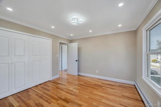24 W Dover Street, Valley Stream, NY 11580