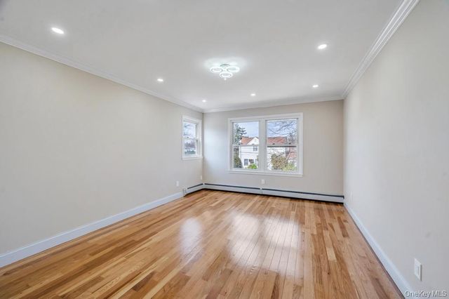 24 W Dover Street, Valley Stream, NY 11580