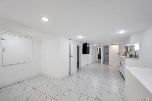24 W Dover Street, Valley Stream, NY 11580