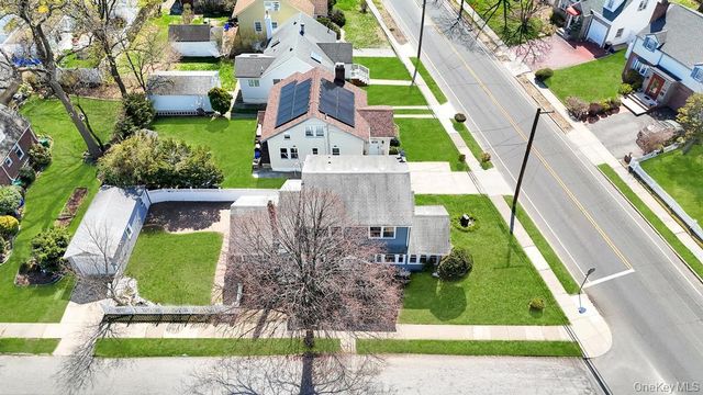 24 W Dover Street, Valley Stream, NY 11580
