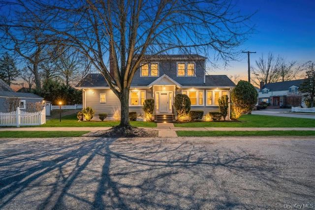 24 W Dover Street, Valley Stream, NY 11580