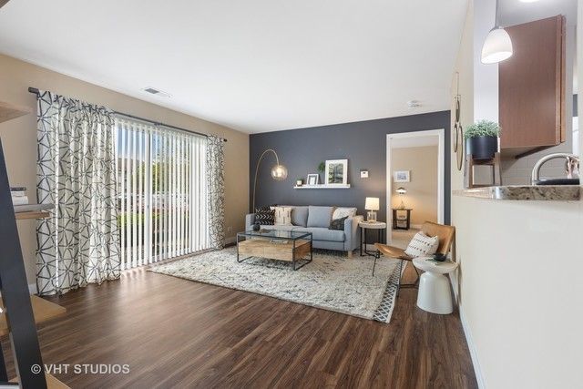 7 Kensington Circle 208, Wheaton, IL 60189