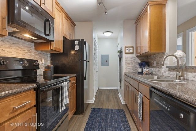 7 Kensington Circle 208, Wheaton, IL 60189