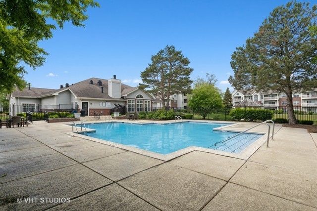 7 Kensington Circle 208, Wheaton, IL 60189