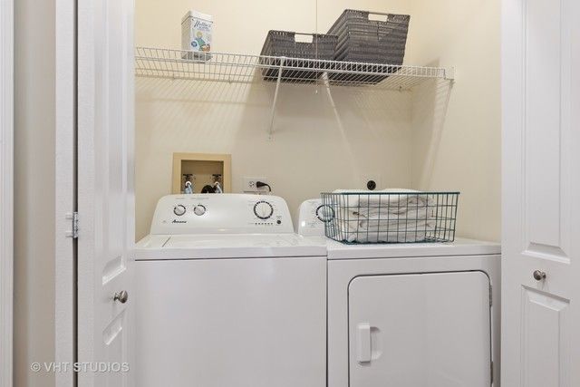7 Kensington Circle 208, Wheaton, IL 60189