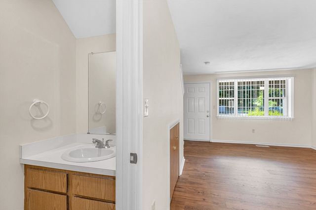 11 Kennedy Drive 11, Chelmsford, MA 01863