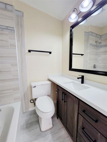 305 Paddock 7, Willis, TX 77378