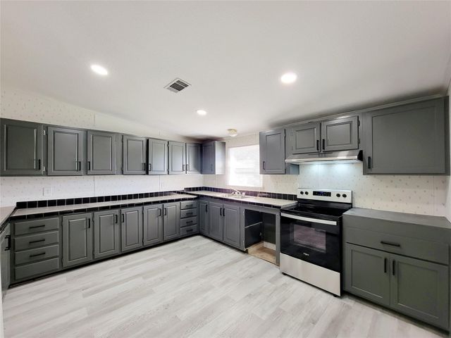 305 Paddock 7, Willis, TX 77378