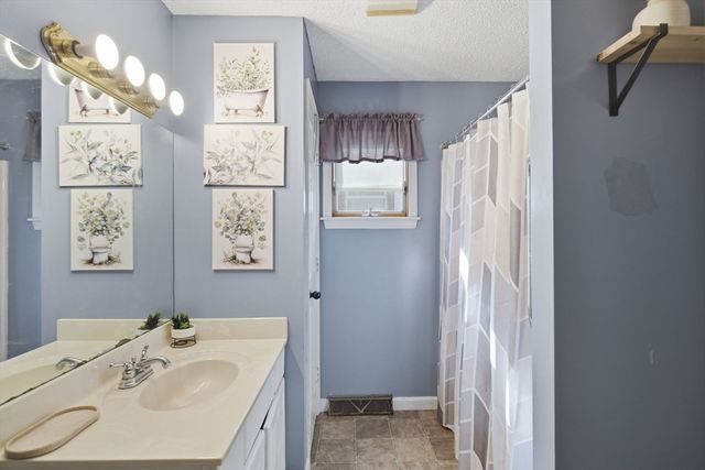 222 Edendale St, Springfield, MA 01104