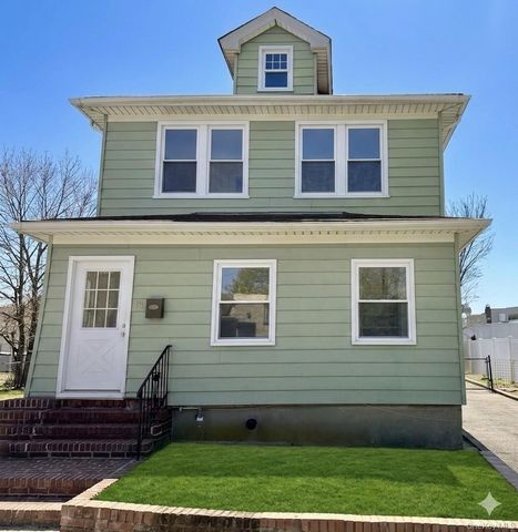 4 Davis Avenue, Port Washington, NY 11050