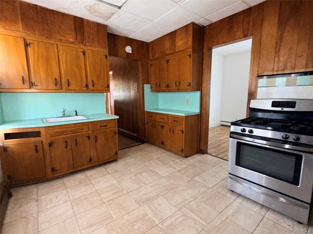 4 Davis Avenue, Port Washington, NY 11050