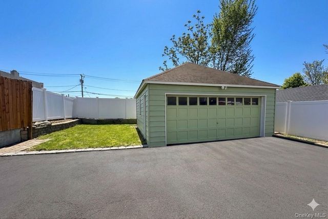 4 Davis Avenue, Port Washington, NY 11050