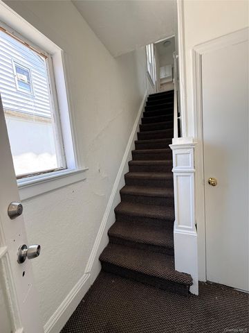4 Davis Avenue, Port Washington, NY 11050