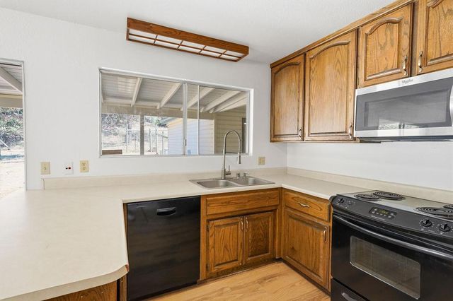 19664 Penn Valley Dr, Penn Valley, CA 95946
