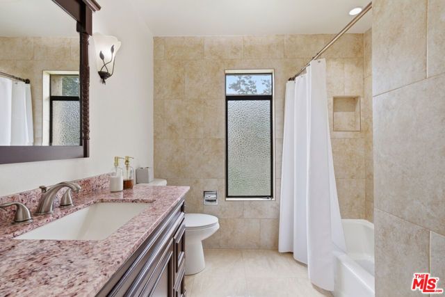 18136 Oxnard Street 39, Tarzana (los Angeles), CA 91356