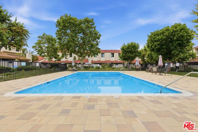 18136 Oxnard Street 39, Tarzana (los Angeles), CA 91356
