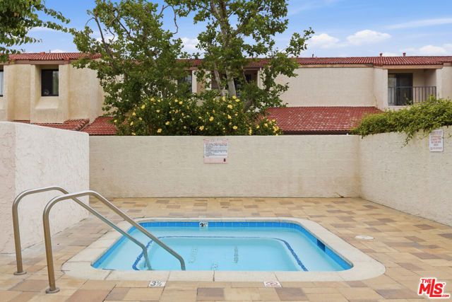 18136 Oxnard Street 39, Tarzana (los Angeles), CA 91356