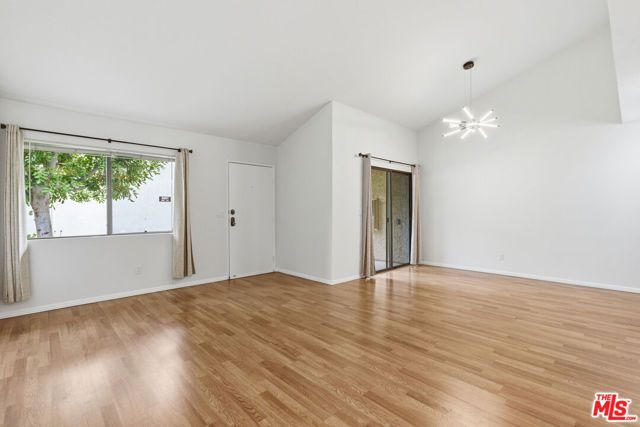 18136 Oxnard Street 39, Tarzana (los Angeles), CA 91356