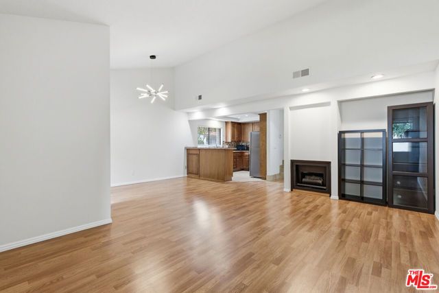 18136 Oxnard Street 39, Tarzana (los Angeles), CA 91356