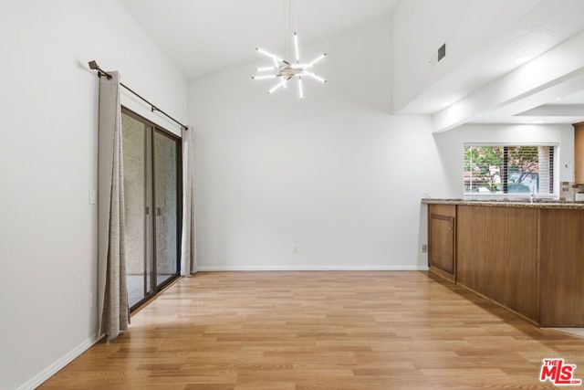 18136 Oxnard Street 39, Tarzana (los Angeles), CA 91356