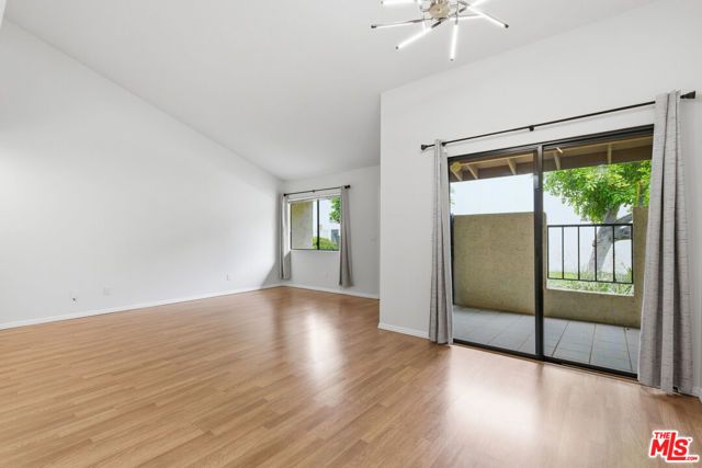 18136 Oxnard Street 39, Tarzana (los Angeles), CA 91356