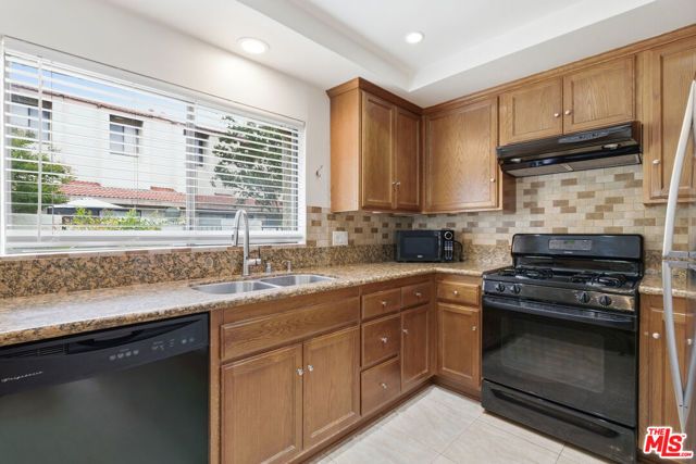 18136 Oxnard Street 39, Tarzana (los Angeles), CA 91356