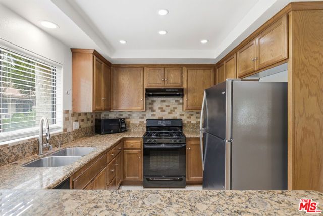 18136 Oxnard Street 39, Tarzana (los Angeles), CA 91356