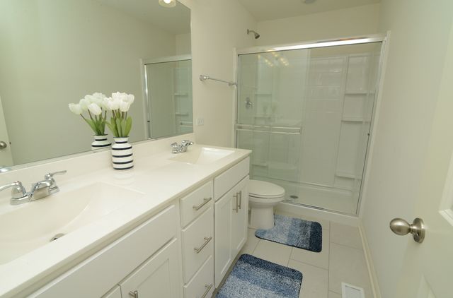 2204 Venture Drive, Schaumburg, IL 60173