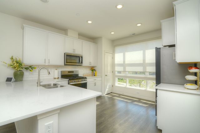 2204 Venture Drive, Schaumburg, IL 60173